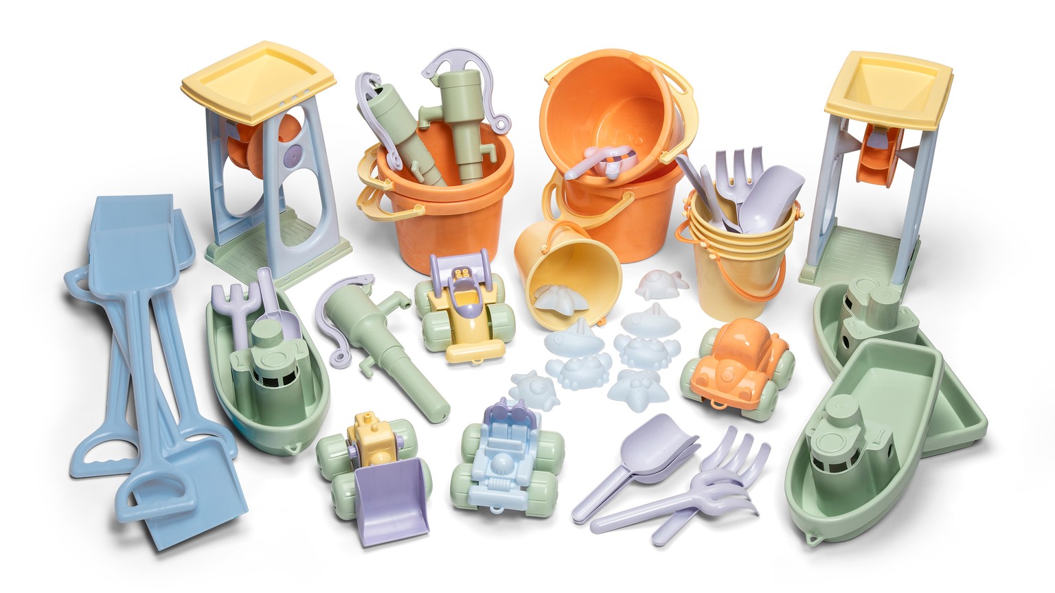 Farverigt sandlegetøjssæt med spande, skovle, forme og vandkander i pastelfarver.